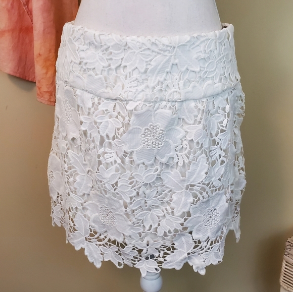 ***Gianni Bini Medium White Lace Skirt - Picture 1 of 8